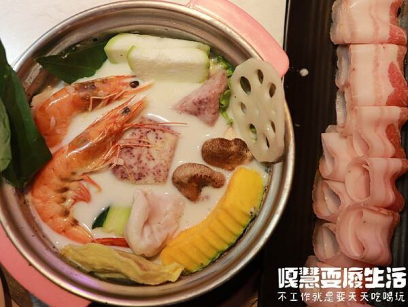 台中一中丨花漾轉轉鍋丨迴轉火鍋吃到飽丨新鮮蔬食無限量供應丨+199肉肉無限量吃飽飽