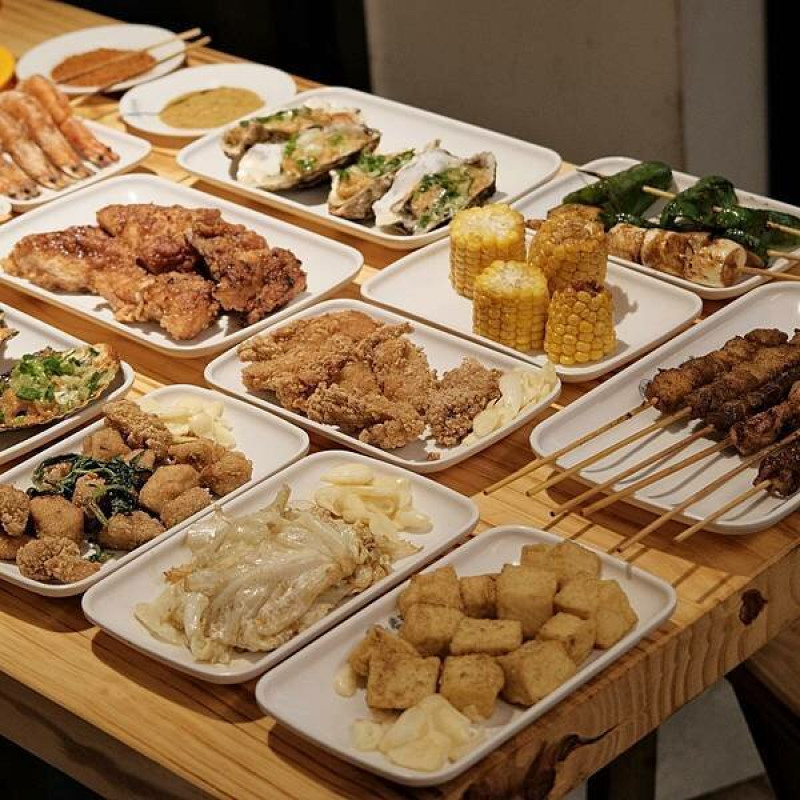 【北醫吳興街在地美食小吃】 老王炸烤～平價美味鹹酥雞、串燒、炸物的吳興街居酒屋～北醫銅板美食推薦～吳興街外帶美食、北醫美食～