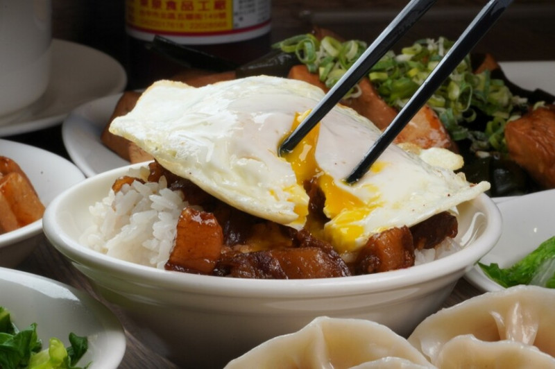 曾响號｜銷魂椒麻滷肉飯台中必吃 料多到滿出來的燉湯也是老饕必點 近審計新村