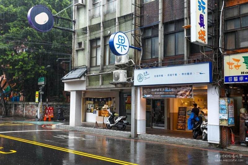 早餐這樣吃，直接來一套！超大片雞排尬木瓜牛奶有夠讚！酥脆大營養雞排真的比臉大