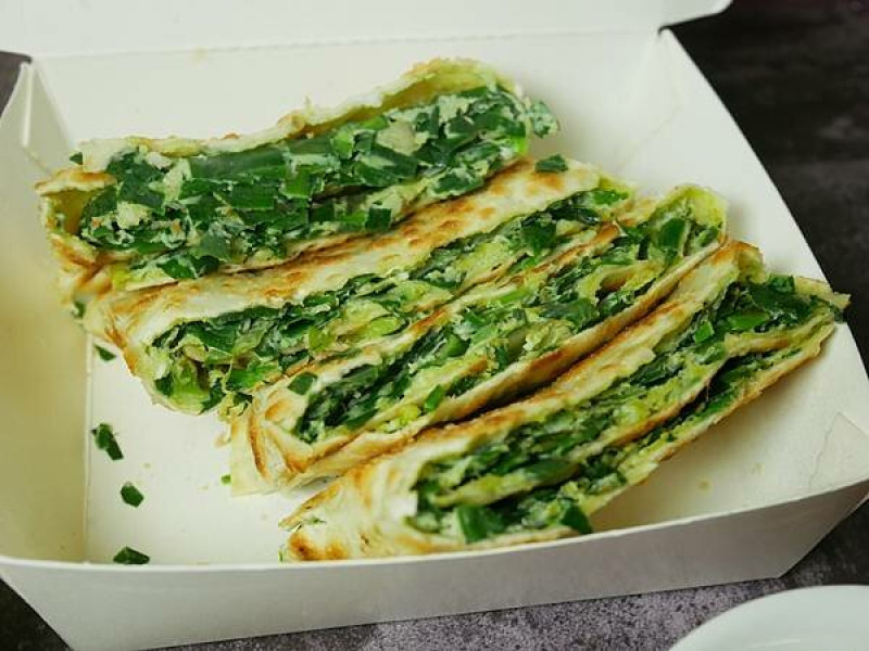 【三重/美食】三重巷弄中穩密小吃！愛吃韭菜的看過來，這家蛋餅給你滿滿的料，超脆口口感第一次吃到！和平大蛋餅