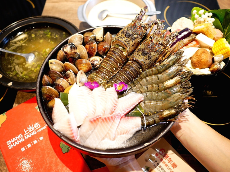 壽星想找優惠這邊請，免費請當月壽星吃火鍋，而且一天可以兌換兩次超幸福，月底之前還有雙人龍蝦鍋的優惠超划算~