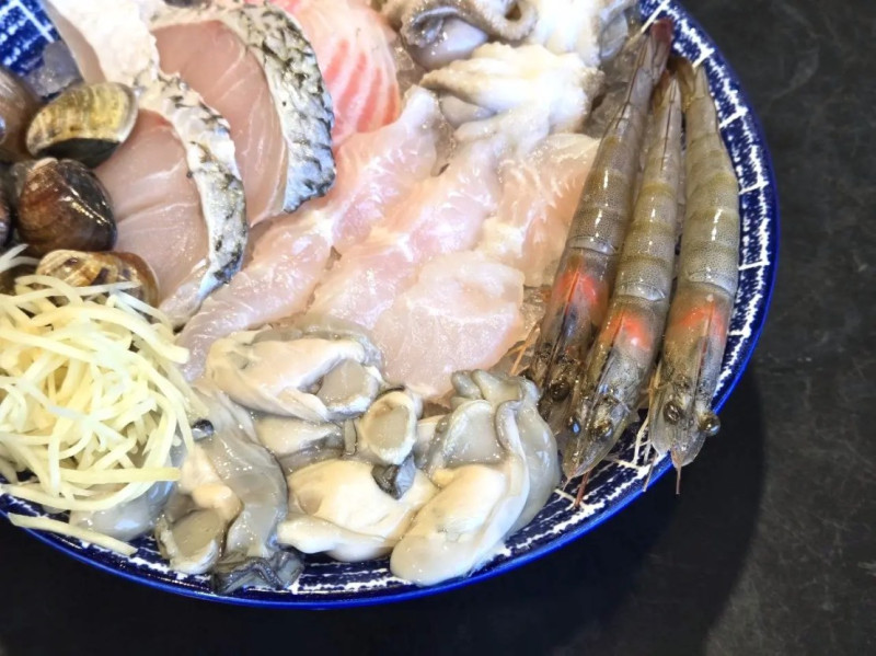 蔬鍋藝鍋物 林口店｜海鮮拼盤太澎湃！蔬菜櫃吃到飽太佛心！林口火鍋推薦、林口蔬食推薦、林口聚餐推薦 - 佛系旅遊筆記