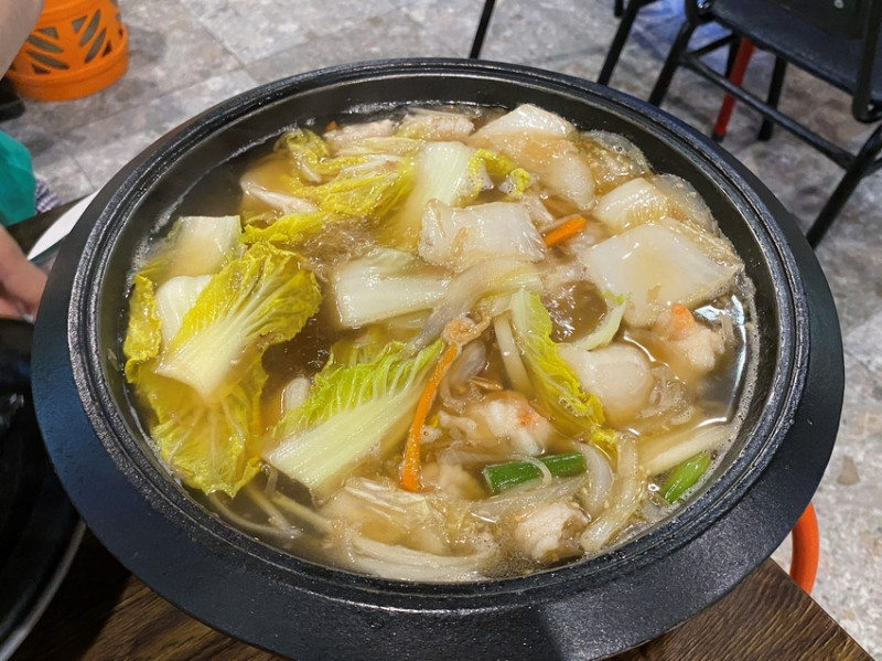 【台中 石頭火鍋】石藝石頭火鍋，傳統現炒湯底飄香口味夠勁，冰箱不設限任選盤子疊疊樂超有成就感