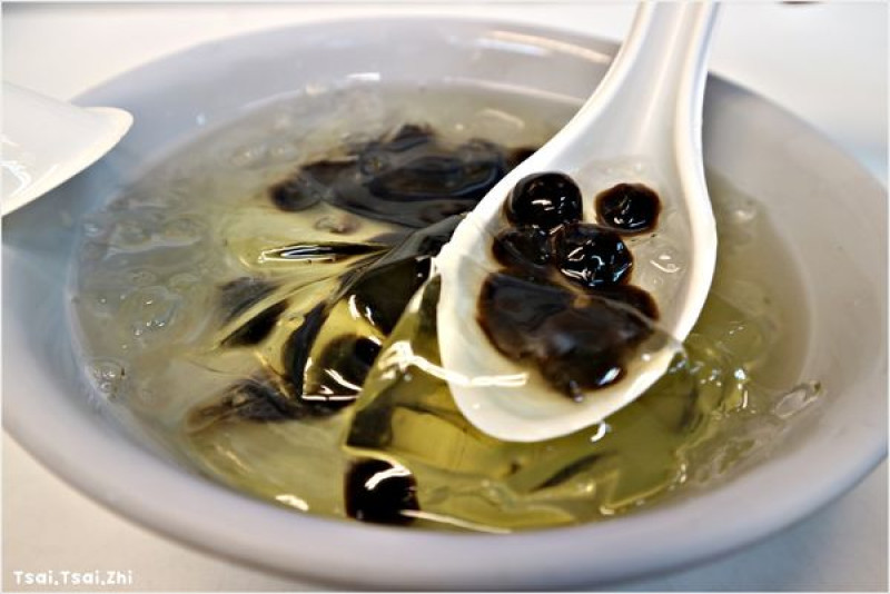 [花蓮市]楊子萱招牌愛玉|珍珠愛玉一碗$40，可加重檸檬、酸度冰塊皆可調整|古早味花生豆花(有內用座位)