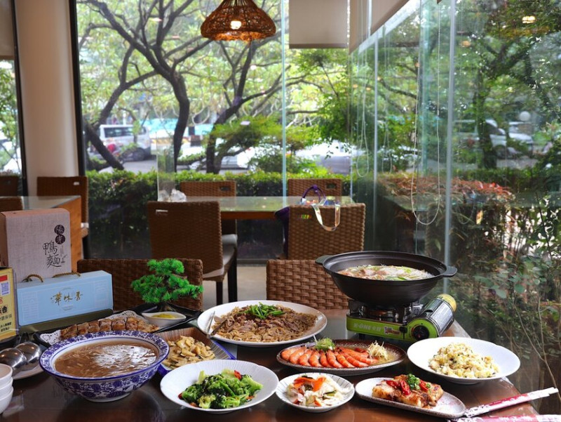 華味香景觀宴會餐廳：新營80年老店鴨肉羹新品牌.擁有無敵庭園景觀的親子餐廳.婚宴館/新營聚餐餐廳推薦.新營必吃美食小吃 - 進食的巨鼠