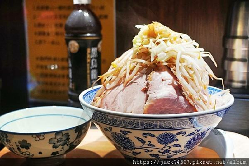 {台中美食}「吞山郎二郎風拉麵專賣店」只賣晚上宵夜場的超大份量叉燒＋蔬菜塔拉麵，絕對超有飽足感，珠貝鹽味雞湯麵湯頭濃郁鮮甜超好喝！