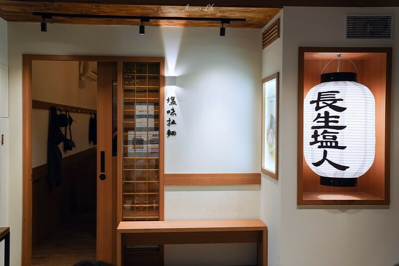 【台中西屯│美食】長生塩人台中店。台中深夜拉麵，只限現場候位，味噌湯頭濃郁搭配白飯才是王道