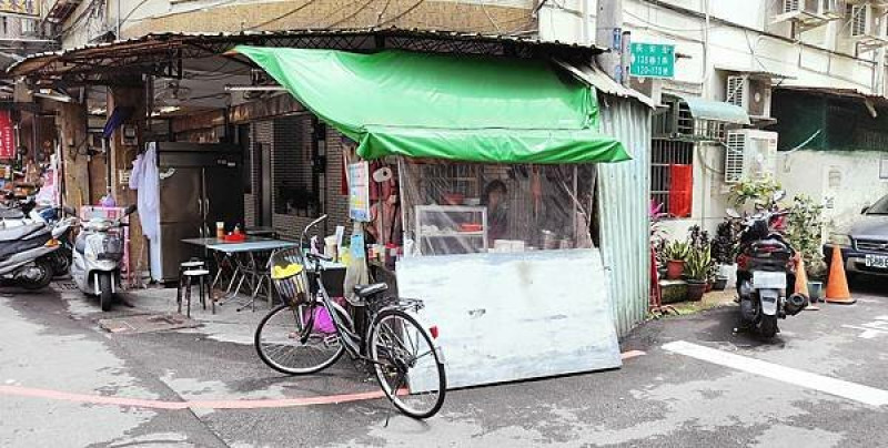 阿蓮麵攤-超大份量!一碗麵足足可以二個人吃都沒有問題，便宜又大份量的路邊攤美食