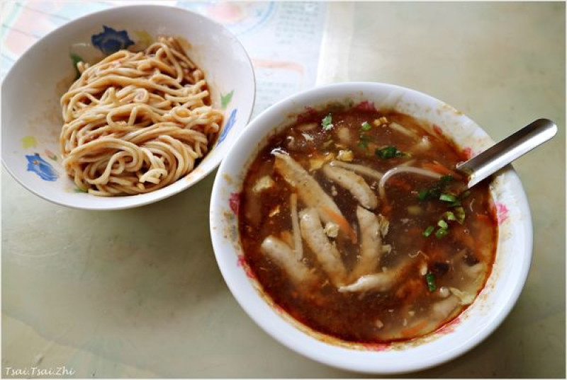 [宜蘭礁溪]松興小吃部|老夫妻經營在地古早味的銅板美食|魚羹、麻醬麵和黃金蛋(協天廟斜對面)