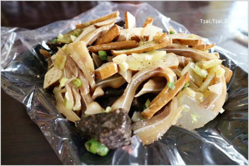 [宜蘭羅東]王老吉懷舊滷味|滷豆干、豬耳朵、米血、菜頭和杏包菇|特調的醬汁．經典的辣醬，不吃會想念，吃了會懷念