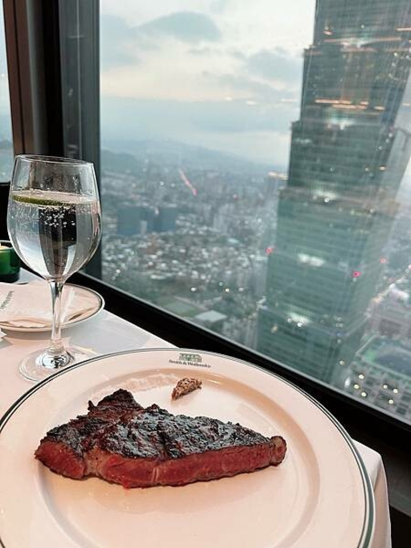 美食【台北市。Smith & Wollensky 史密斯華倫斯基牛排館】微風南山47樓景觀餐廳｜巨大巧克力蛋糕｜慶生約會推薦餐廳