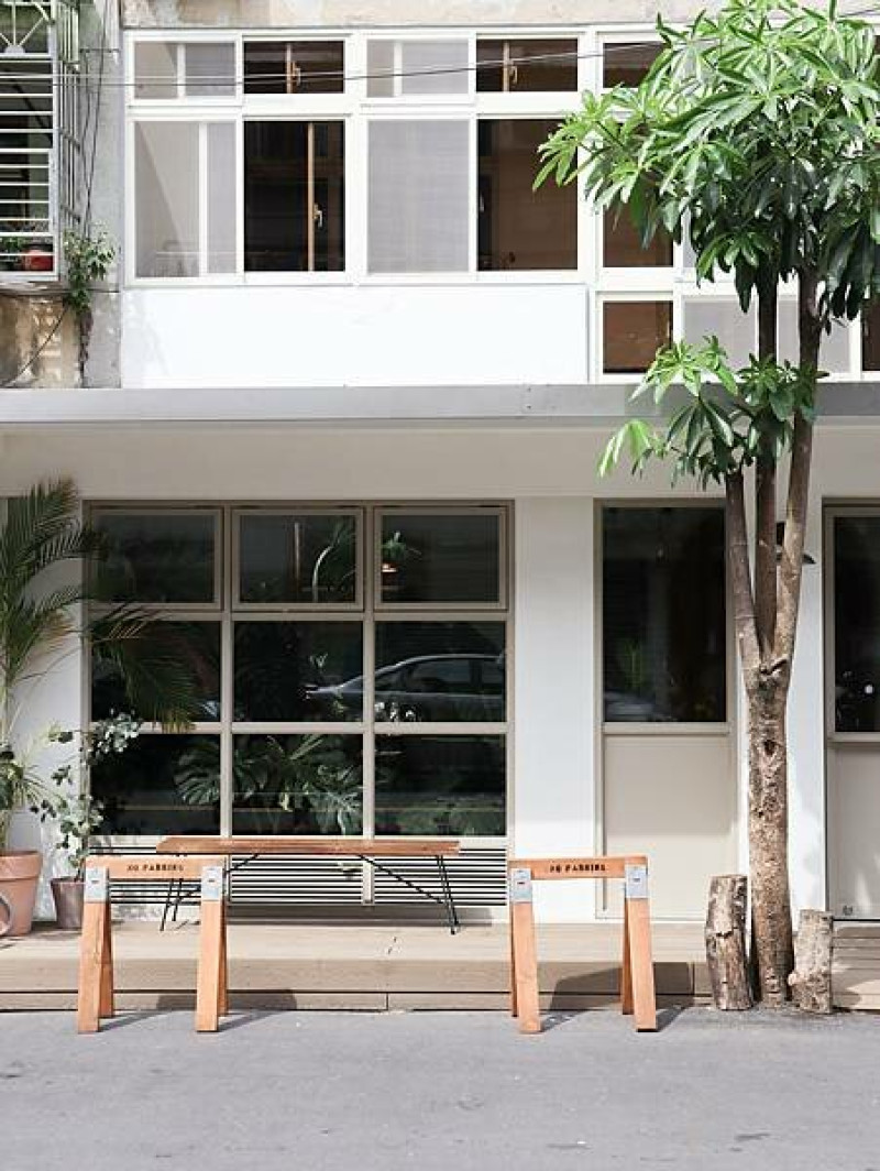 綠光森林裡的咖啡廳 質感奶油白的店面好美！