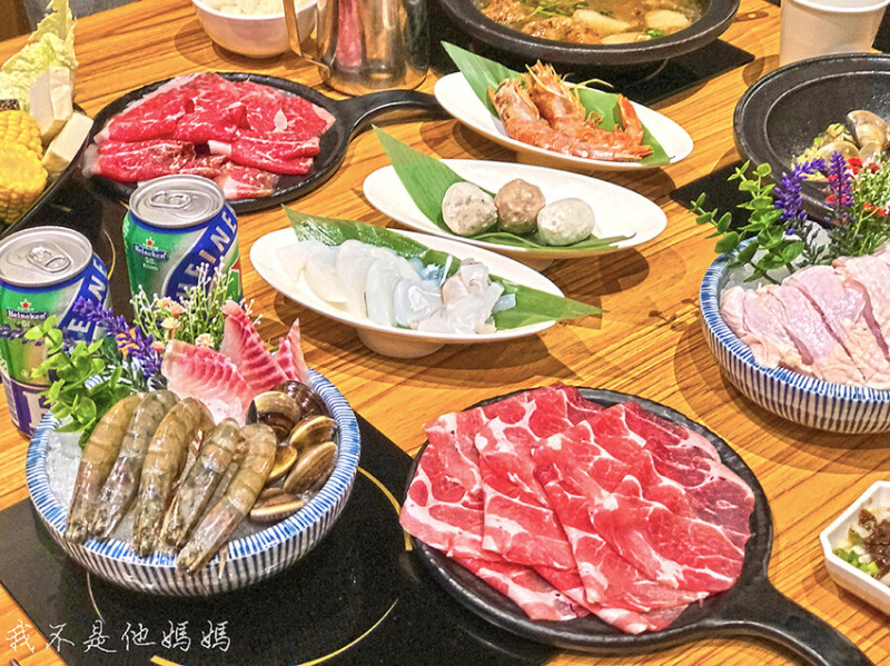 台灣狂潮店  狂一鍋林口昕境店   火鍋迷必吃名店  最潮台味狂一鍋   桌邊爆炒台式火鍋  宵夜時段加送梅花豬＋無骨雞腿