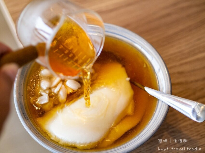 【嘉糖水豆花甜品制研所】嘉義銅板價美食，最新網美打卡下午茶，文青環境內的古味豆花│菜單