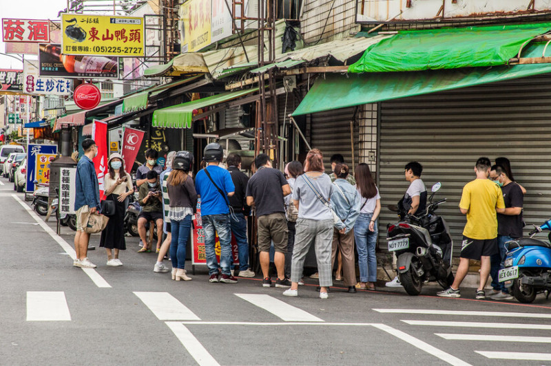 嘉義市西區阿婆炸麻糬｜一開攤就被團團包圍！開賣兩小時完售超狂炸麻糬