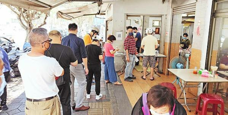 【新店美食】帥哥米粉湯-無時無刻都在大排長龍的米粉湯小吃店