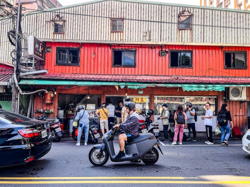 新北市汐止區阿基手工臭豆腐 大腸蚵仔麵線｜在地人都不想透露的臭豆腐名店，一開門就排成一串！