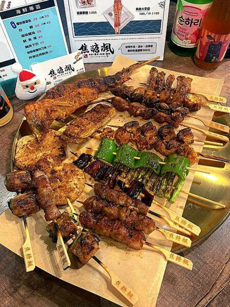 【台中串燒推薦】【焦糖楓串燒漢方無烟撒粉】100%現烤不油炸使用漢方烤肉粉口味獨特， 讓人一試成主顧,眾多媒體及口碑推薦，無低消用餐不限時，色香味俱全、好吃又實惠，輕鬆滿足您的貪饞味蕾