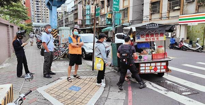 【板橋美食】大溪松勇臭豆腐-經常大排長龍的三輪車臭豆腐美食