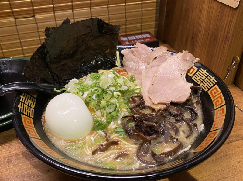 【台中 拉麵】一蘭拉麵 台中朝富店，經典款的豚骨拉麵熱氣繚繞是想念的那個味道