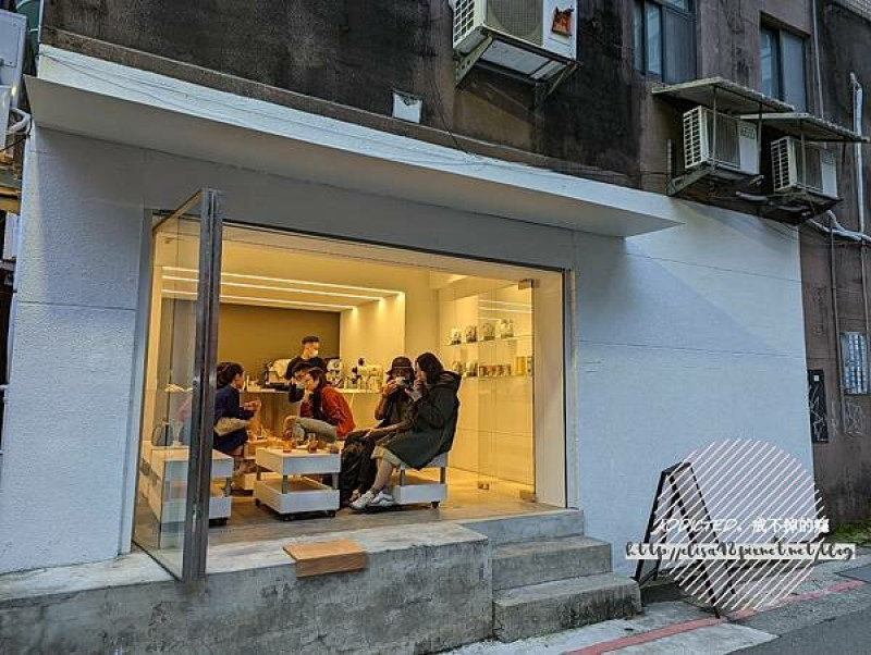 台北松山-[Oasis Coffee Roasters Nanjing] 近南京復興站微風南京後巷，自家烘焙配方豆與單品手沖，洞穴科幻感開放空間外帶咖啡，都市叢林中的綠洲歇息處