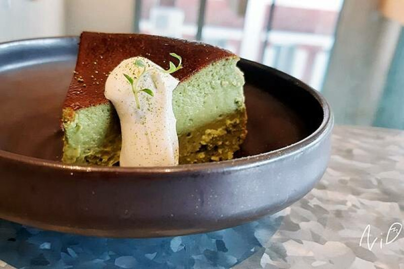 [台南東區]喝起來 BOTTOMS UP。抹茶巴斯克蛋糕。成大校園內超美咖啡廳