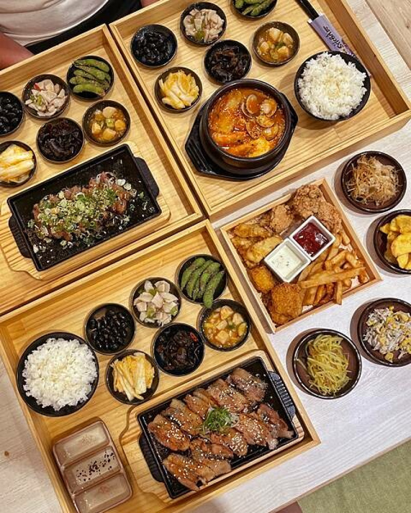 小泉Shoba鑄鐵燒肉專門店∥三民區美食∥鼎山家樂福美食∥鑄鐵燒肉專門店∥提供自助吧、明治冰品無限享用