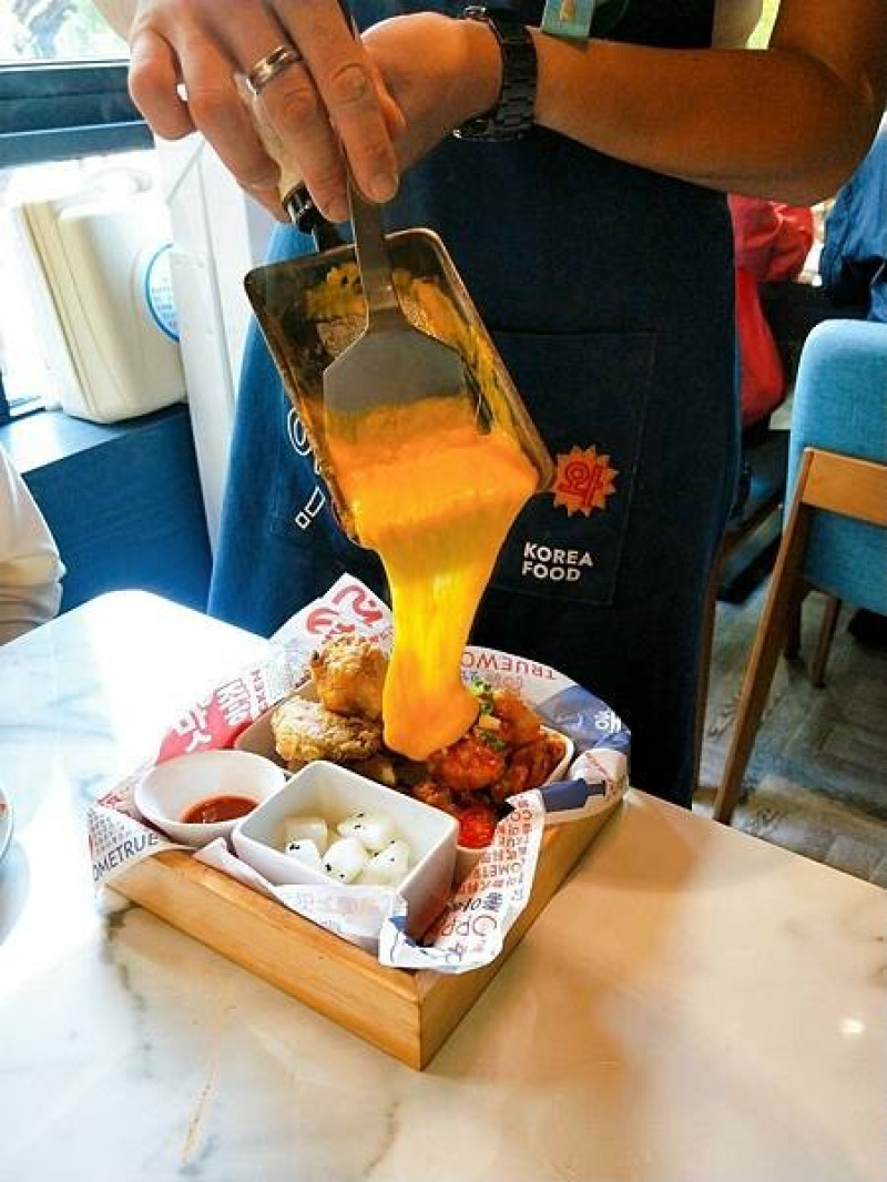 美食【台北市。初瓦韓式料理】 王品集團新品牌｜罪惡起司瀑布炸雞｜現剪泡菜超韓泡菜鍋