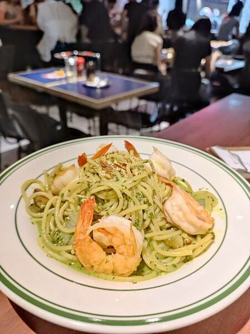 我們走進披薩名店吃了義大利麵？【Little New York pizzeria中山店】真的好吃耶！假日沒預約，還會客滿吃不