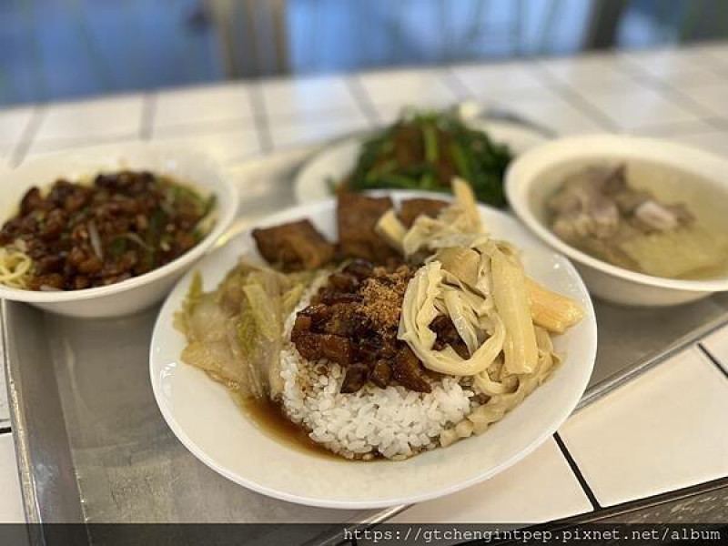 台北市信義區美食，夯魯肉飯，懷舊文青風美味小吃 !