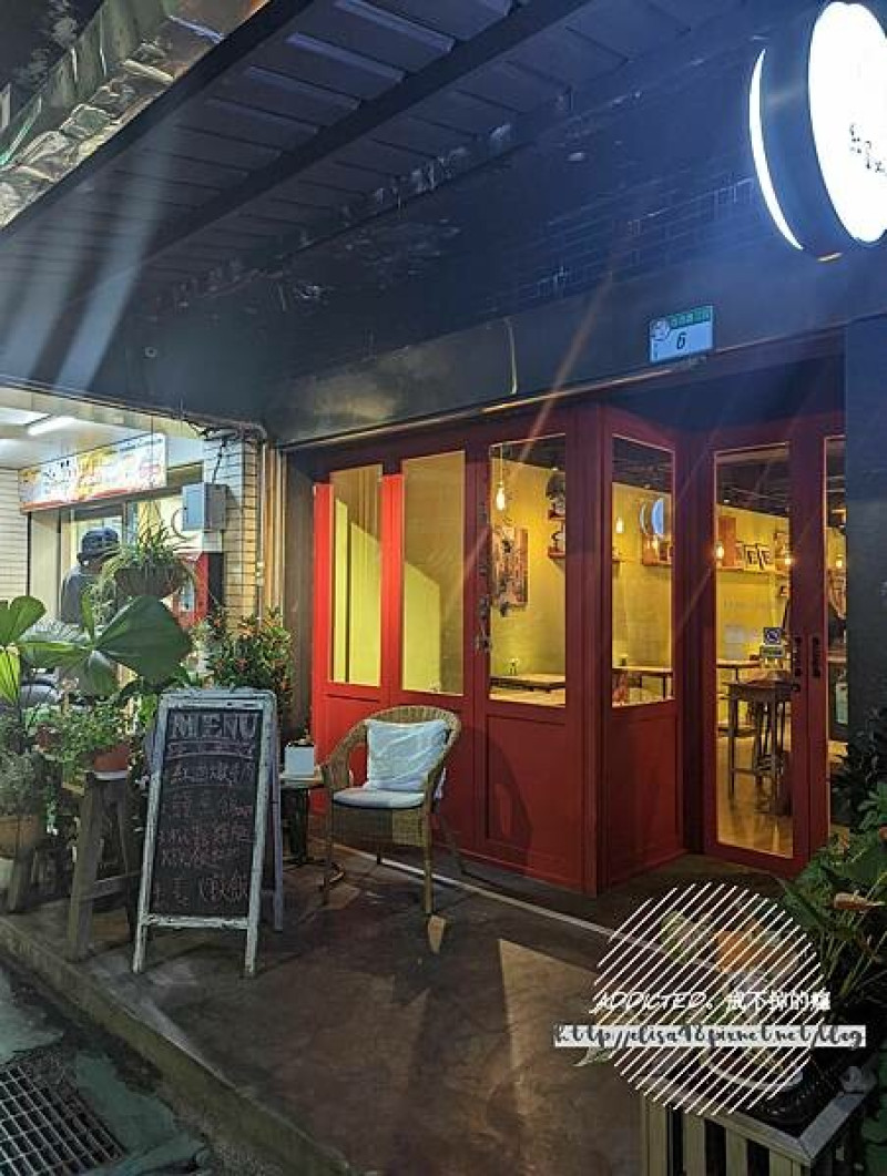 台北文山-[紅窗咖啡 Red Window Coffee] 近木柵政大校區指南路上，亮眼紅窗格與綠意植栽，美味簡餐與手作甜點咖啡，貓空山腳下全家人共同經營的溫馨親切咖啡館