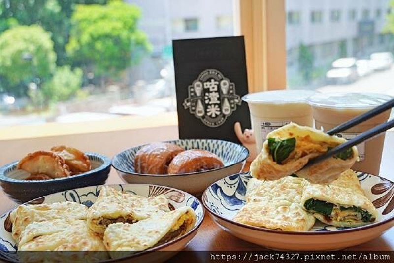 {台中美食}最強古早味麵糊蛋餅「咕渣米手工麵糊蛋餅專賣店」，帶有厚度的餅皮保留Ｑ彈口感又煎得金黃酥脆，必點秘製豬排蛋餅、塔香蛋餅