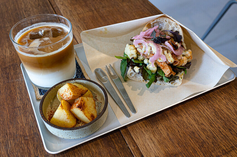 獨特口味三明治，新開幕不久店面風格美，慢燉義式牛肚三明治清爽可口｜KUSAY