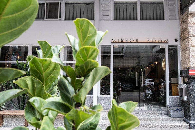 台中西區 ｜早午餐  Mirror Room- 純白建築簡約格調，餐點咖啡都不錯就是….妹子很多