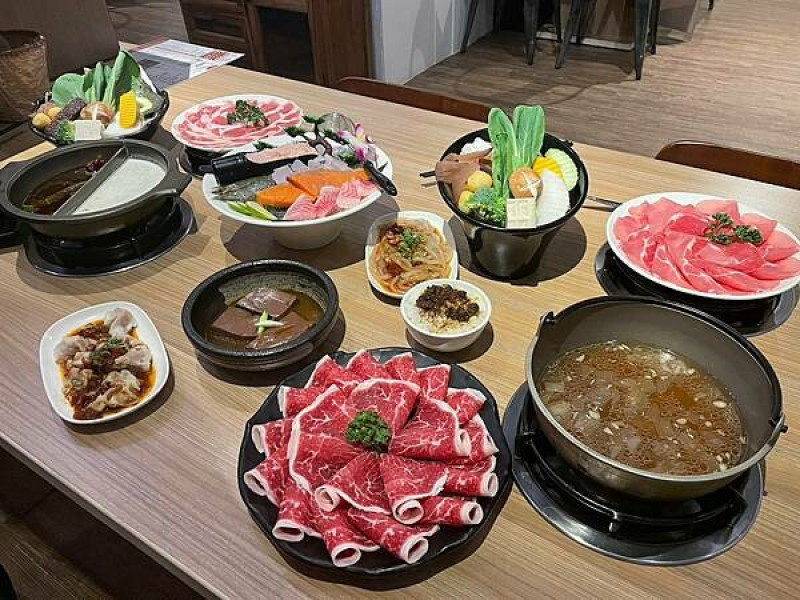 麻辣火鍋推薦【高雄美食-姜一鼎】個人鴛鴦鍋物，享有無限量供應飲品冰品，別緻的香；灑椒旗下品牌。麻辣老饕的新寵兒！