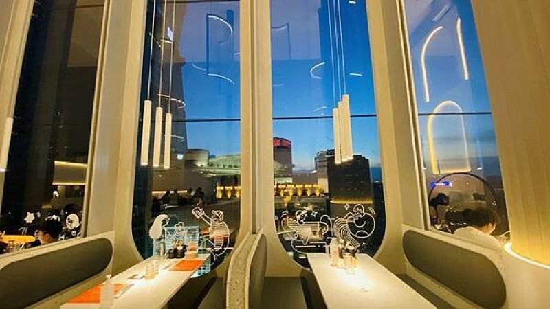 台北高空景觀餐廳【貳樓微風南山店】台版曼哈頓高樓城巿美景/一整排101景觀座位區/全玻璃鏡面彷彿飄浮在空中/大片落地窗飽覽落日藍調夜景