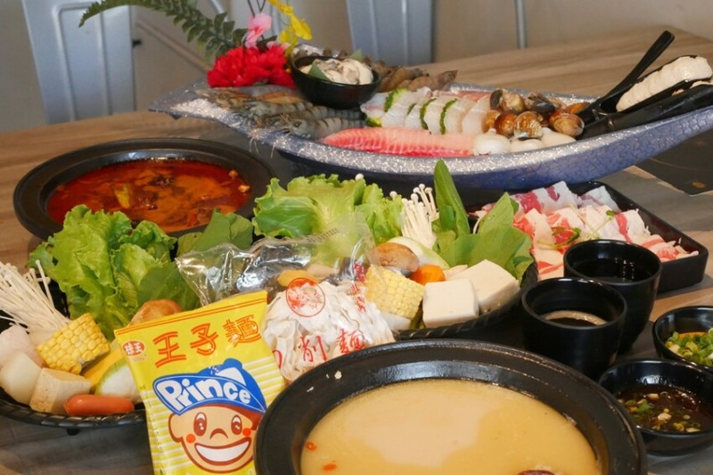 【全新開幕】台灣火鍋第一品牌,新竹巨城店肉多多火鍋 大變身,排隊名店三人行,必有麻辣吃