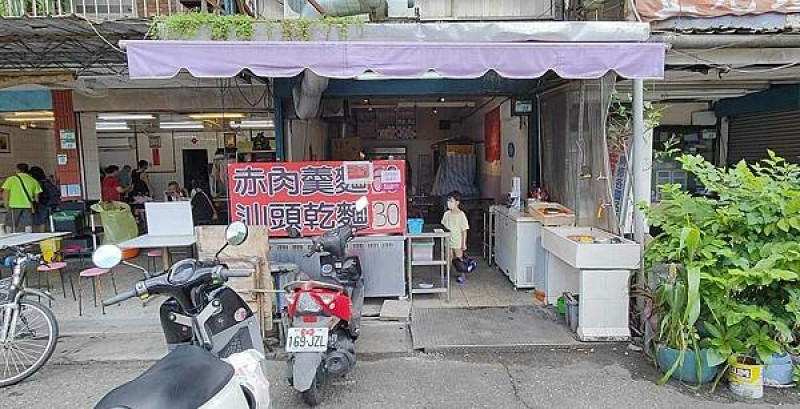 不輸給旁邊附近６０年老字號的超強小吃店！沒有明顯的招牌又低調，卻有著不輸給老店的實力，經過的時候千萬