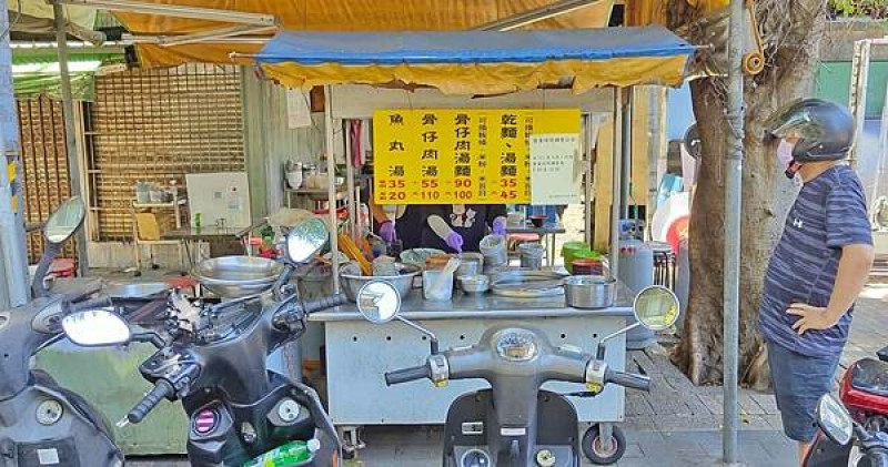 【萬華美食】乾麵 米苔目 骨仔肉｜沒有店名沒有招牌的超人氣路邊攤小吃店