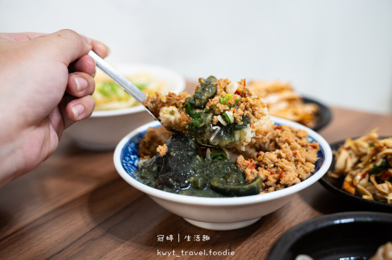 台中北屯區昌平路商圈小吃美食_劉漣麵昌平店，99元套餐有主食有湯，超人氣三色飯，特製皮蛋醬很有料，北屯午餐晚餐推薦_2025菜單 – 冠婷生活趣