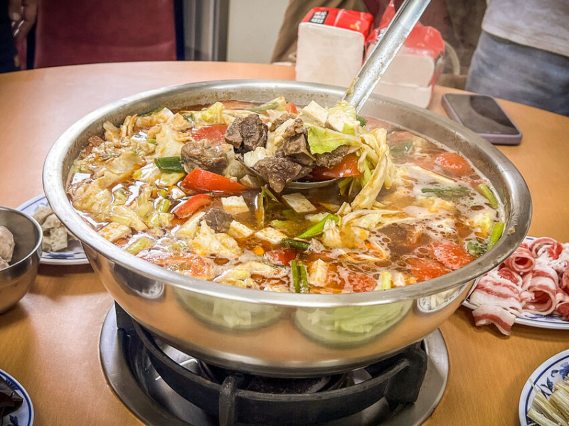 桃園市桃園區老余牛家莊｜大到必須打包，無一倖免，超巨大鐵盆番茄牛肉鍋！