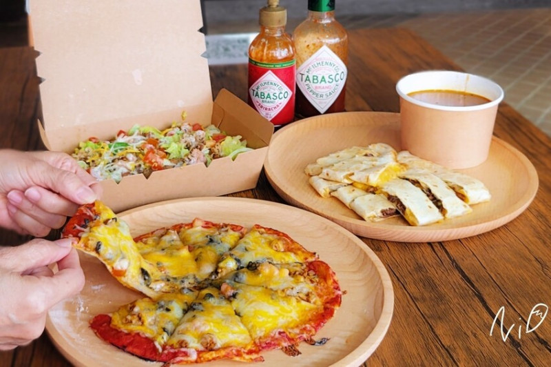 [嘉義太保]塔可盒子TACO BOX。滿滿起司奶油牛肉烙餅/香辣豬肉墨西哥披薩/烤雞凱薩沙拉盒/羅宋番茄牛肉湯。有實體店餐點也更多元豐盛啦(已歇業)