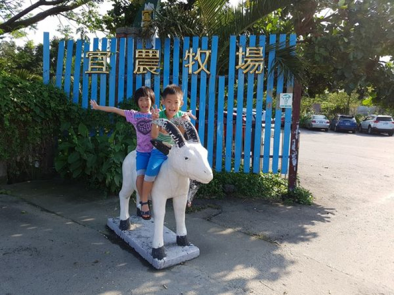 【宜蘭/冬山鄉】帶孩子去『宜農牧場』餵小羊-->謝記肉品買鴨賞
