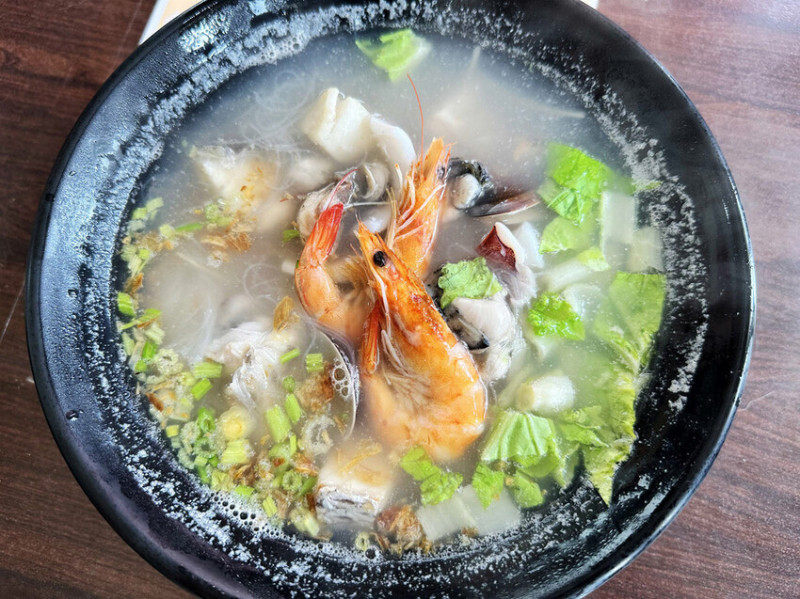 在地人私心推薦！值得特地驅車前往的湖西美食，放了一整隻的小管麵線，澎湖必吃！