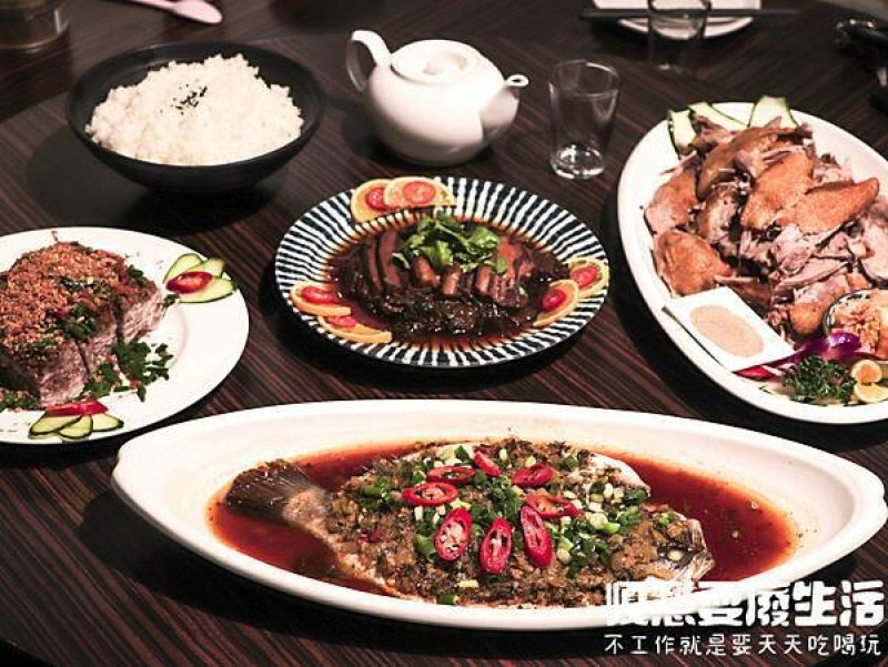 苗栗市美食丨范家宴客家餐廳丨滿滿客家料理招牌香酥鴨、櫻花蝦芋香糕、梅干扣肉、客家酸菜鱸魚丨嘎慧耍廢生活