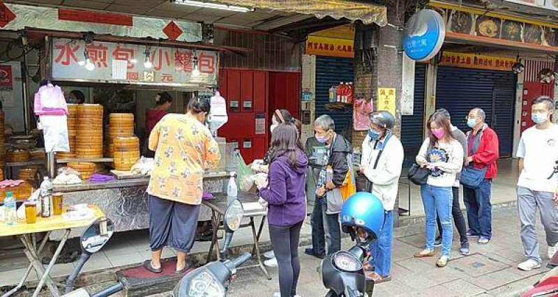 【三重美食】集美街煎包.‧小籠包｜１顆水煎包只要６元，ＣＰ值爆表的水煎包店