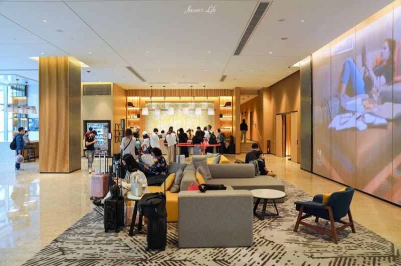 【新北新莊│住宿】新莊凱悅嘉軒酒店。寵物友善飯店，大片落地窗擁有山景，鄰近宏匯廣場