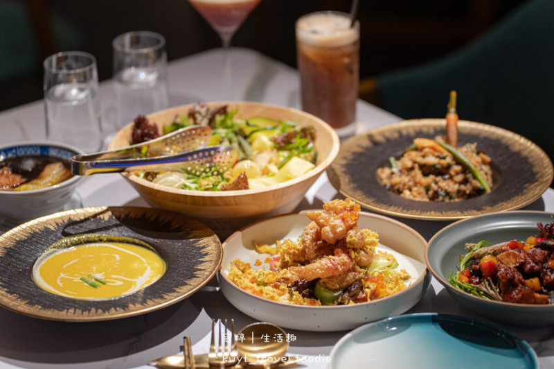 【EVB馬來西亞風味蔬食餐酒館】在海底世界吃飯！松山區素食餐廳推薦，高顏值餐點好吃好拍，質感餐廳享餐酒樂趣│菜單