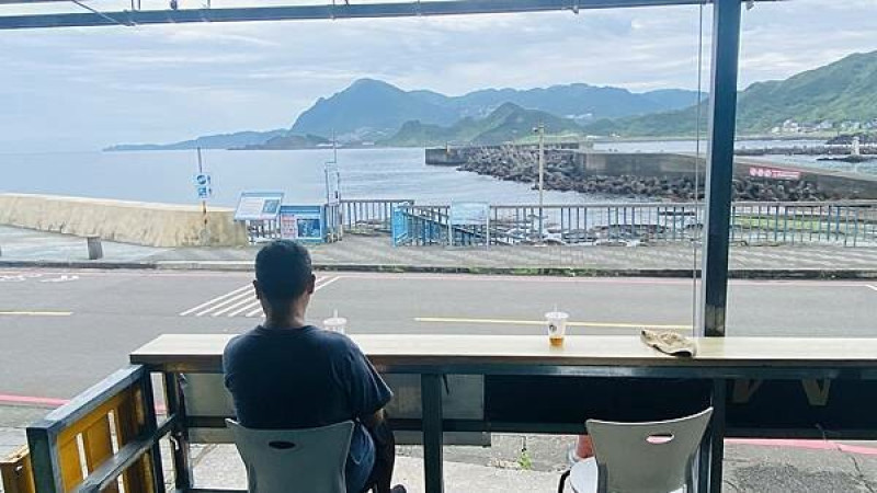 基隆平價海景餐廳【潮境蕭媽媽石花凍】潮境公園旁藍色貨櫃屋/擁有無敵海景第一排/招牌必吃冬瓜檸檬石花凍/食尚玩家推薦/全台最北粉紅海景咖啡廳妮娜巧克力